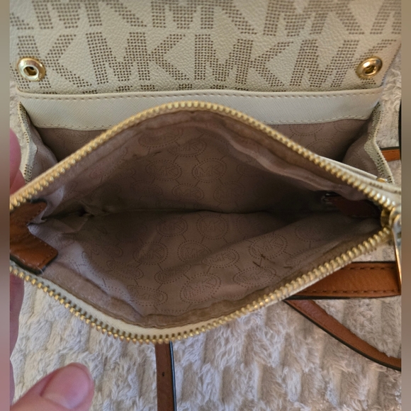 Michael Kors Fulton Crossbody - Vanilla Monogram Euc - Picture 16 of 16